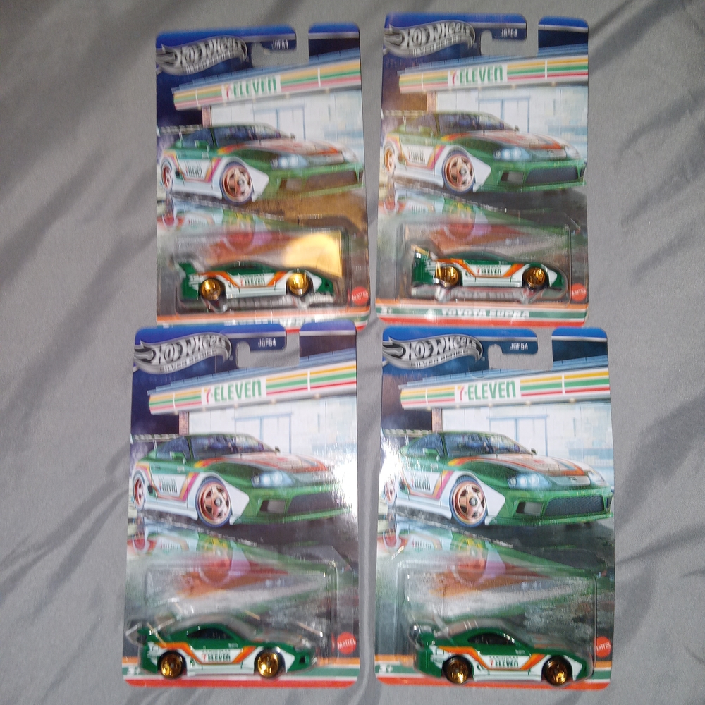 7-Eleven Green and Gold Toy Car Set